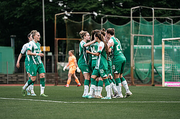 Die Frauen des SV Werder nach ihrem Treffer gegen Essen