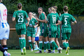 Die WERDERFRAUEN klatschen sich nach dem 1:0 von Verena Wieder ab.