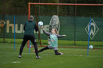 Torhüterin des SV Werder wehrt einen Ball mit einer Hand beim Keeper-Day ab