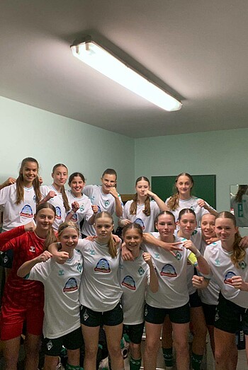 Die C-Juniorinnen des SVW feiern ihren Sieg gegen TSV Wulsdorf. 
