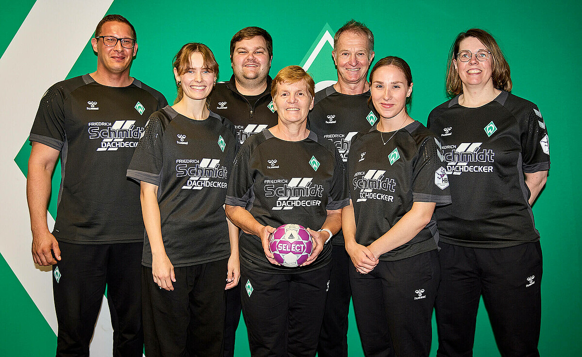 Das Trainer- und Betreuer-Team der 1. Damen (v.l.n.r.): Sebastian Müller (Athletiktrainer), Charlotte Düing (Physiotherapeutin), Timm Dietrich (Cheftrainer), Gundel Sporleder (Betreuerin), Radek Lewicki (Co-Trainer), Femke Frauenpreiß (Sportpsychologin) und Janice Fleischer (Torwarttrainerin).