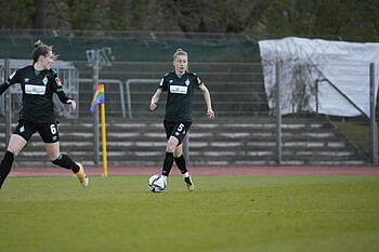 Werder-Spielerin Michelle Ulbrich läuft mit dem Ball am Fuß.