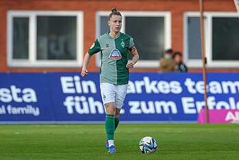 Michell Ulbrich läuft im Heimspiel mit dem Ball am Fuß.