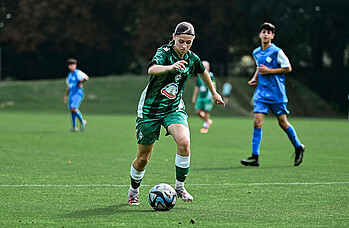 Celine Drechsel mit dem Ball am Fuß.