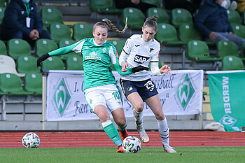 Werder-Spielerin Verena Volkmer im Zweikampf gegen Hoffenheim.