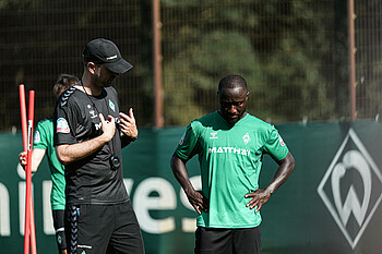 Ole Werner talking to Naby Keïta during training