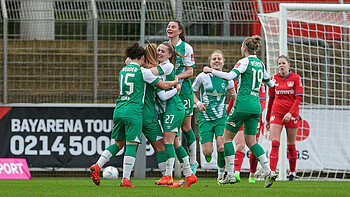 Die Werder-Spielerinnen jubeln gemeinsam.