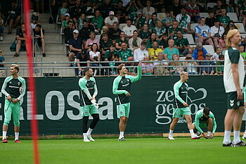 Niklas Stark points something out to Markus Kolke 