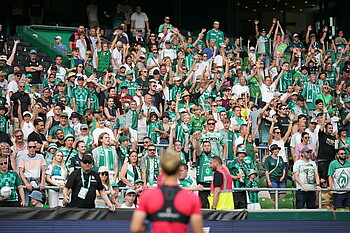 Mio Backhaus schießt einen Ball ins Publikum. Die Fans auf den Tribünen reißen die Arme hoch.
