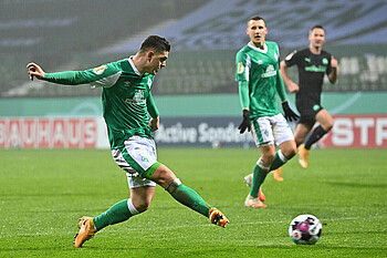 Milot Rashica vom SV Werder bringt eine flache Flanke in den Strafraum.