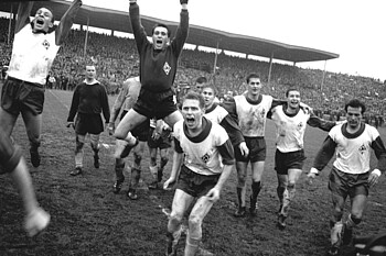 Die Mannschaft jubelt nach dem Schlusspfiff. 
