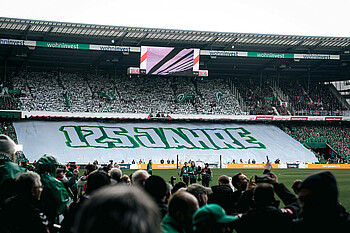 Choreographie mit einem 125-Jahre-Banner im Weserstadion