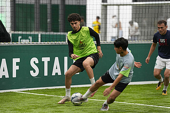 Zwei Männer spielen Fußball