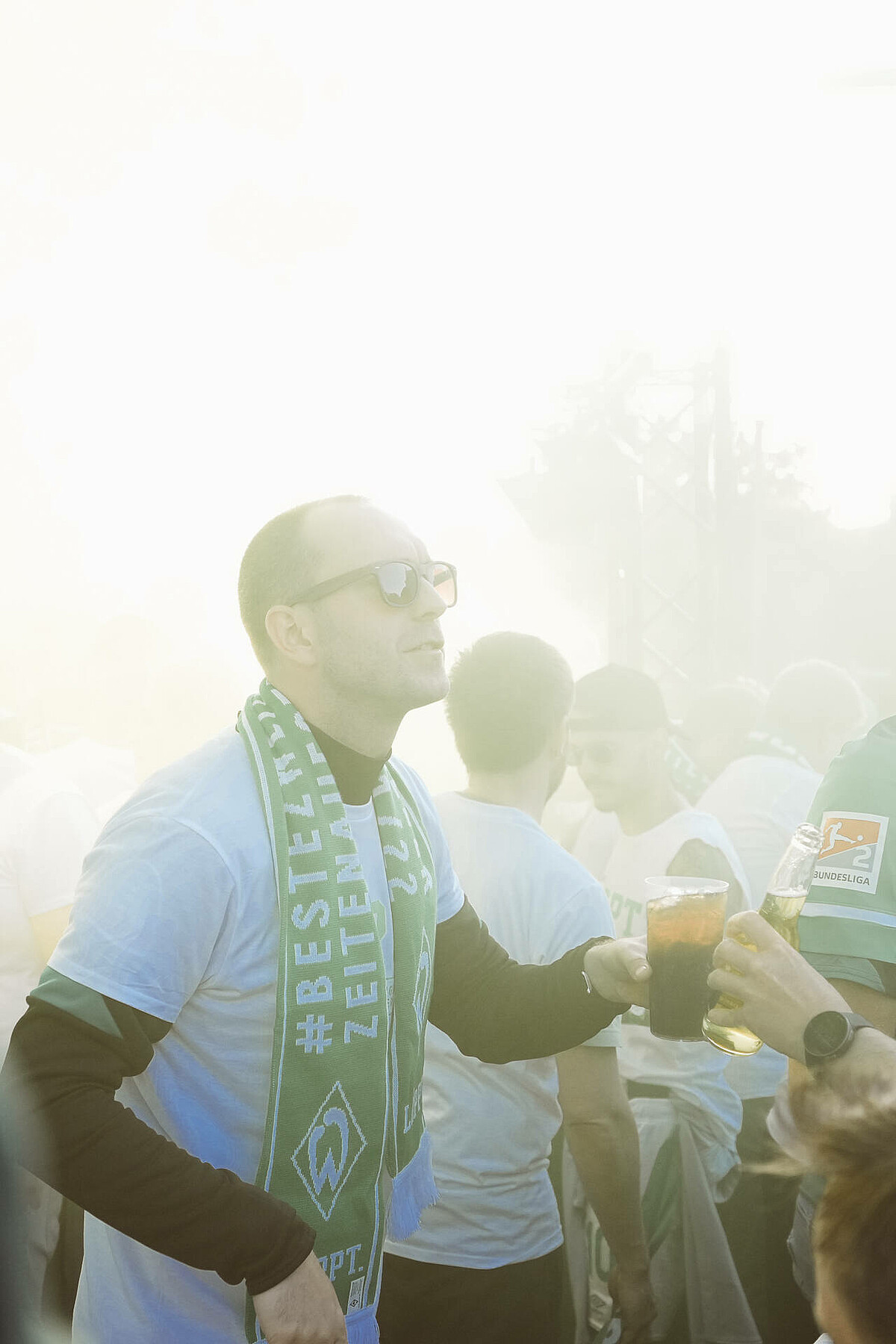 Werder-Trainer Ole Werner feiert den Aufstieg auf dem Truck am Osterdeich.