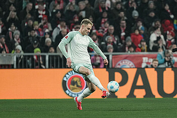 Amos Pieper mit Ball am Fuß. 