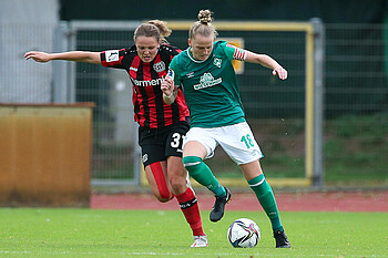 Lina Hausicke im Zweikampf mit der Gegenspielerin von Bayer Leverkusen.