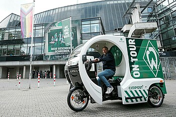 Das Lastenrad von RYTLE vor dem Stadion.
