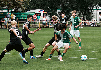 Die Spieler von Werder und Münster im Kampf um den Ball.