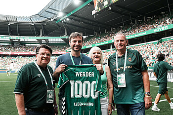 Gruppenbild im Weserstadion auf dem Rasen zur Ehrung des 1000. Vereinsmitglied