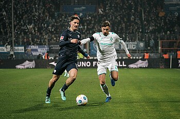 Oliver Deman in a duel with a Bochum player. 
