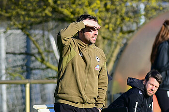 Trainer Alexander Kluge steht am Spielfeldrand. 