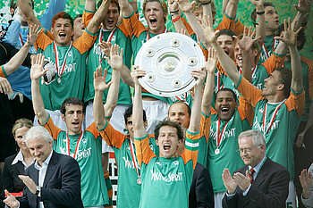 Frank Baumann lifting the Bundesliga trophy.