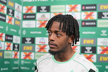 Samuel Mbangula in der Mixed Zone am Mikro. 
