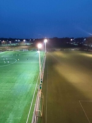 Vergleich: Links die neue LED-Beleuchtung, rechts die alten Lampen auf dem Trainingsgelände des SV Werder