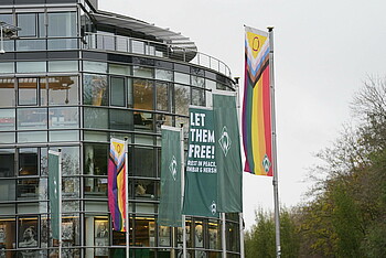 Die Flagge "Let them free" vor dem Weserstadion. 