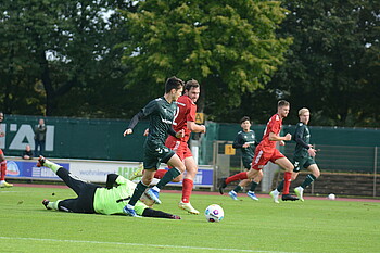 Mika Eickhoff mit Ball am Fuß vor gegnerischem Torwart