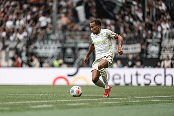 Felix Agu mit Ball am Fuß.