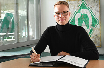 Unterschrieben: Niklas Schmidt hat beim SV Werder verlängert 