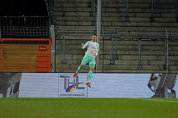 Kevin Möhwald celebrates his goal against Arminia Bielefeld