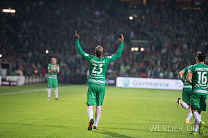 Danke, Fußballgott. Gegen den VfL Wolfsburg feierte Werder den ersten Saisonsieg. Torschütze zum 2:1 war Theodor Gebre Selassie, der anschließend ein Stoßgebet gen Himmel schickt (Foto: nordphoto).