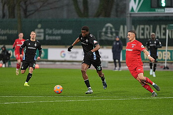 Skelly Alvero am Ball im Testspiel gegen Twente Enschede