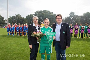 19 Treffer steuerte sie in der Aufstiegssaison bei und wurde dementsprechend vor dem 1. Frauen-Bundesligaspiel der Geschichte geehrt.