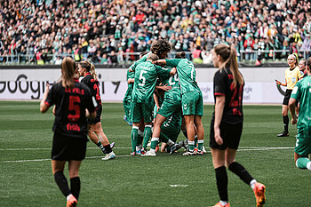 Die Werder-Frauen bejubeln ein Tor gegen Bayer Leverkusen im Weserstadion.