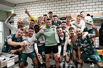 Die Mannschaft des SV Werder Bremen feiert den Derbysieg in der Kabine. 