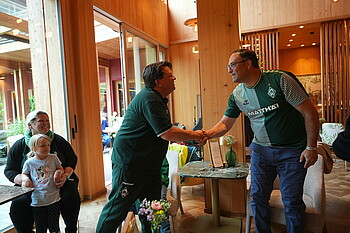 Hubertus Hess-Grunewald gibt Daniel Kolze im Hotel die Hand. 