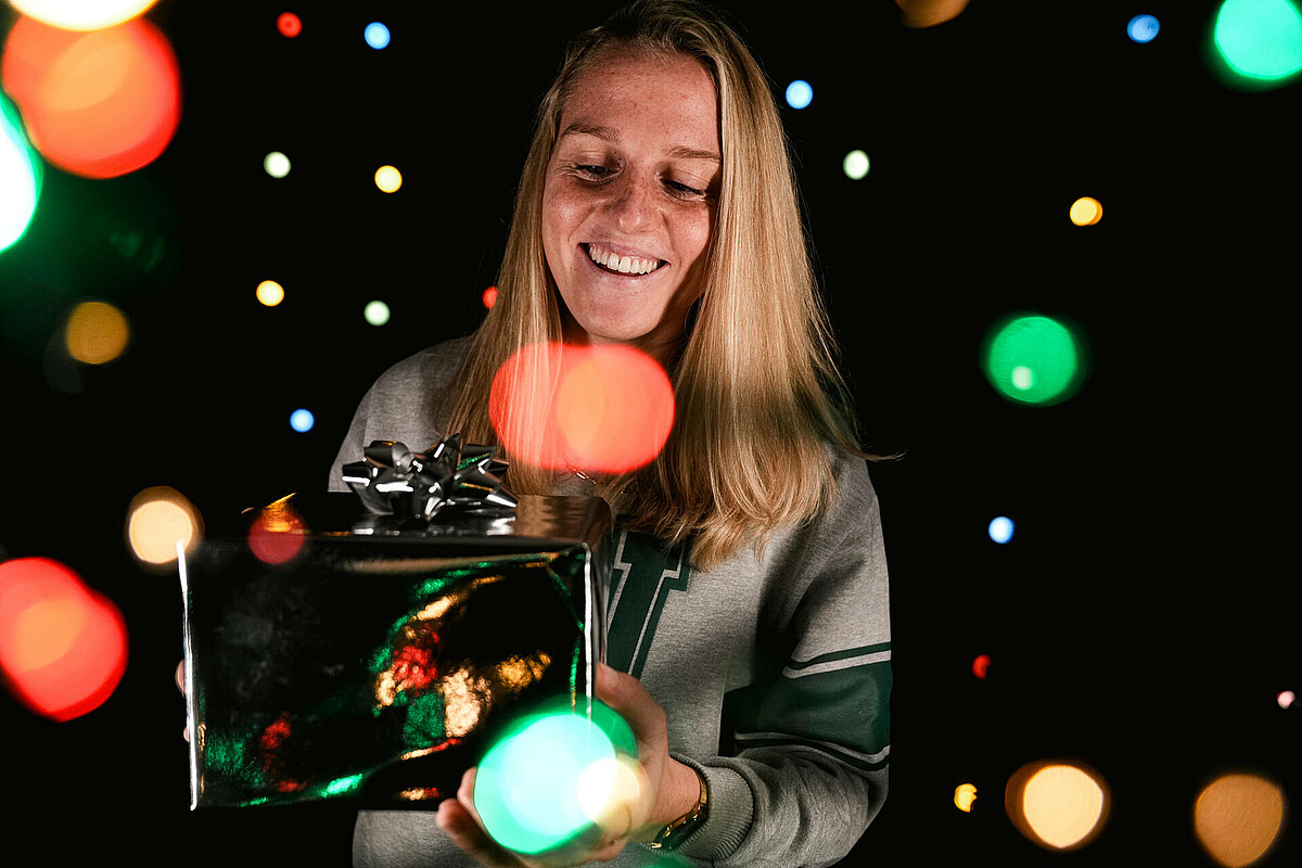 Lina Hausicke hält ein Geschenk in der Hand.