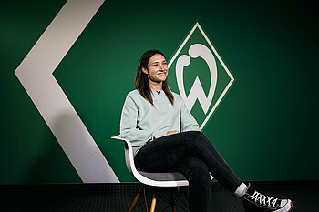 Sophie Weidauer sitzt auf einem Stuhl beim Interview