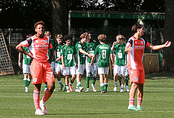 Die U17 beim Torjubel.