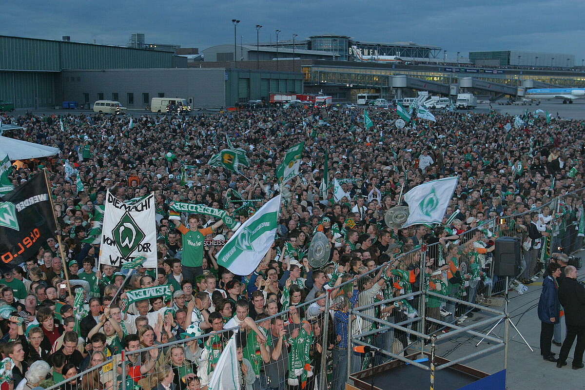 Die Menschenmasse auf dem Flughafen-Vorplatz in Bremen. 