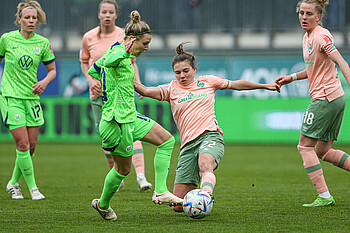 Rieke Dieckmann grätscht in den Ball, den eine Wolfsburg-Spielerin am Fuß führt.