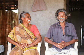 Manjulaben und Narayanbhai Prajapati sitzen nebeneinander