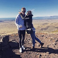 Aron Jóhannsson und Freundin Bryndis genießen die langen Tage in der gemeinsamen Heimat Island - und ein Gläschen Sekt vielleicht (Foto: privat).