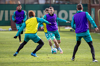 Maximilian Eggestein versucht sich beim Werder-Training durchzusetzen.