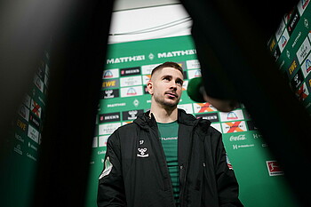 Romano Schmid in der Mixed Zone. 