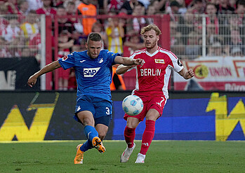 Kaderabek schlägt beim Gastspiel in Berlin eine Flanke.