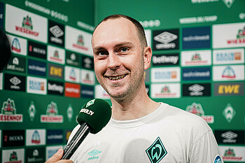 Ole Werner wird von Werder.tv interviewt.